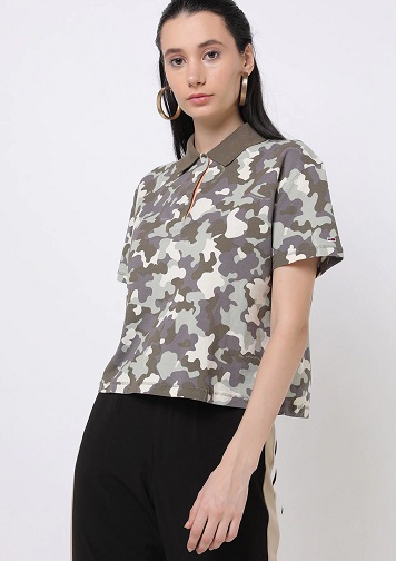 Polo Neck Army Print T Shirt til kvinder