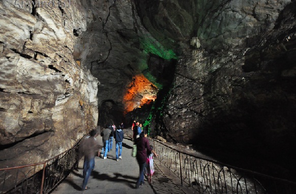 Borra-barlangok Araku-völgy-lámpafény