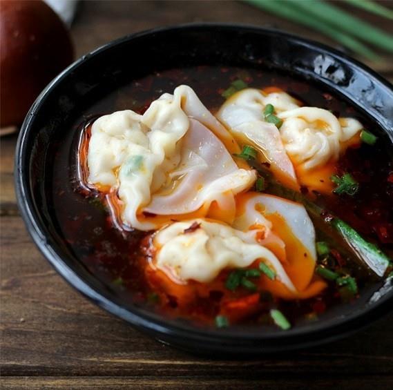mausteinen wonton -keitto kiinalainen wonton -keitto