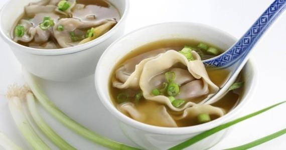 mausteinen wonton -keitto kiinalainen keitto wonton -nyytit