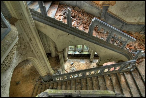 arkkitehtuurin ihme hylätty ja jalo chateau de meluisa portaikko