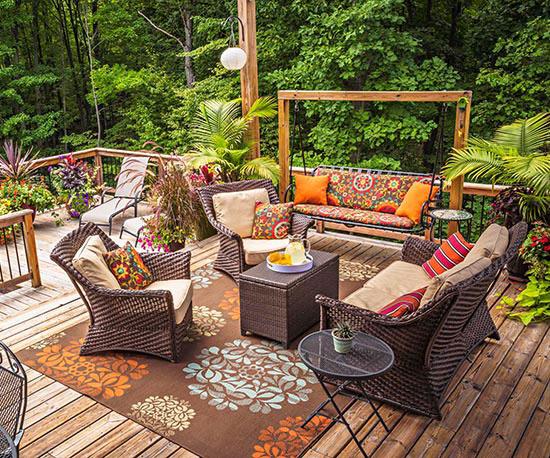 kaunis veranta inspiroi ruskeaa mattoa, jossa on kukkakuvioita