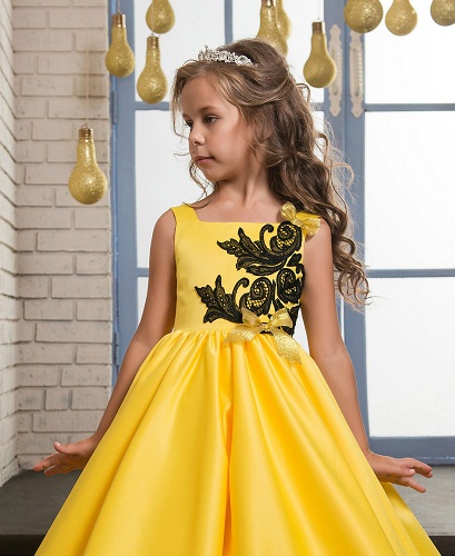 Lysegult Party Wear Design