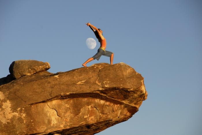 joogalehti asana puolikuu nainen rock taivas