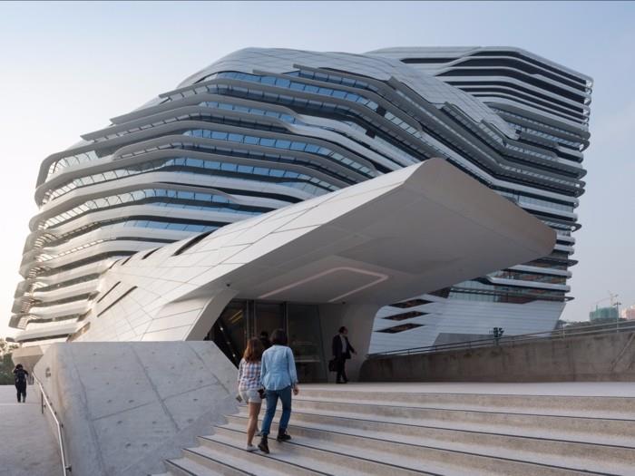 zaha hadid ja hänen tunnetut projektinsa