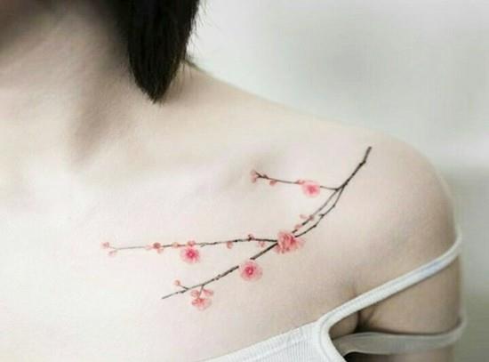 herkkä kirsikankukka tatuointi olkapää