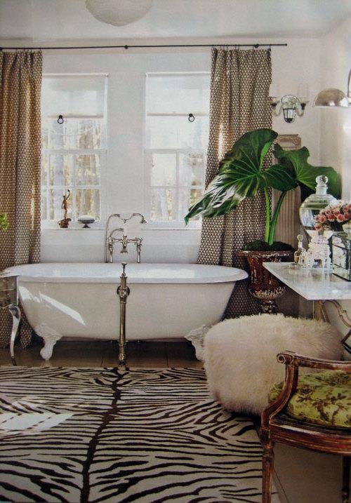 tyylikäs seepra ylittävä design kylpyhuone kylpyamme matto muhkeat jakkarat ylelliset
