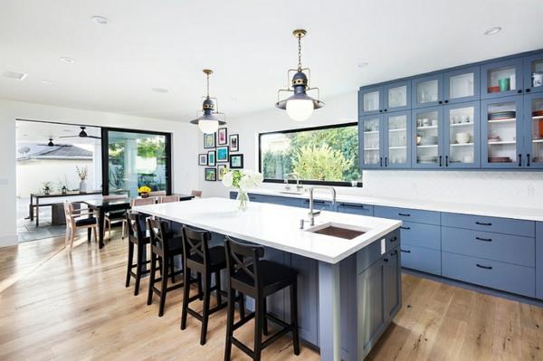 nykyaikainen keittiön sisustus sininen kaappi