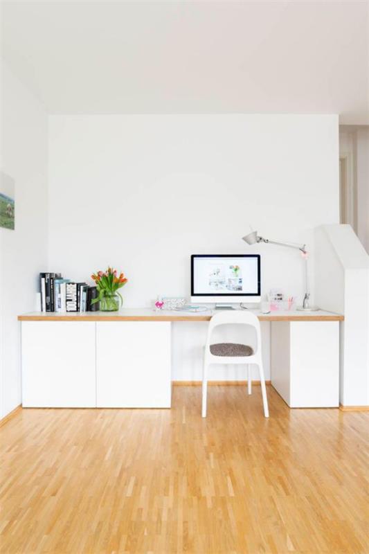 nykyaikainen kotitoimisto puulattia valkoinen toimistokalusteet puhdas tunnelma kirjat vieressä maljakko tulppaaneilla