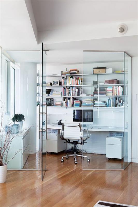 nykyaikainen kotitoimisto yksinkertaisesti kalustettu kotitoimisto olohuoneesta erotetun lasiseinän takana