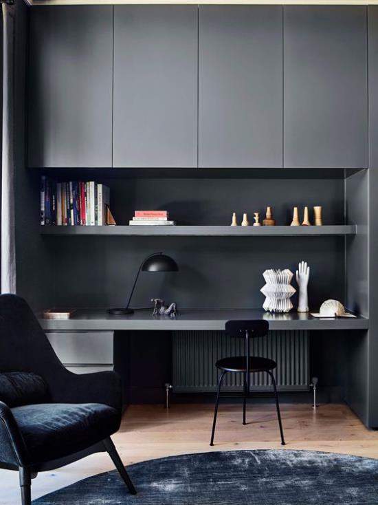nykyaikainen kotitoimisto harmaa hallitsee hieman synkkää ulkonäköä työpöytäseinät säilytysvaihtoehdot tumma nahkainen nojatuoli musta tuoli matto