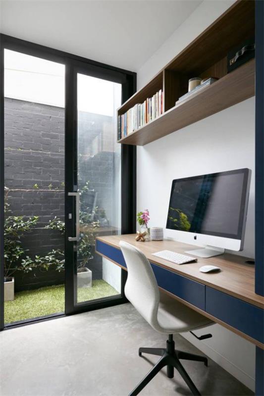 nykyaikainen kotitoimisto iso lasiovi näkymä sisäpihalle pitkä työpöytä PC valkoinen nojatuolihylly