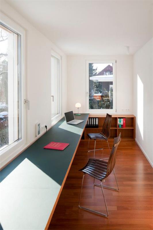 nykyaikainen kotitoimisto moderni suunniteltu pitkä työpöytä ikkunoissa kaksi kolme työasemaa