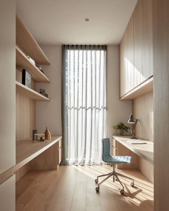 nykyaikainen kotitoimisto kaunis moderni huonevaloverhot ranskalaisessa ovessa vaalea puu suorat linjat korkeinta eleganssia