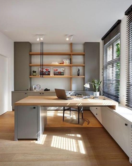 nykyaikainen kotitoimisto leveät ikkunarullakaihtimet paljon päivänvaloa kattolamput pöytävalaisin mukava huoneilmapiiri