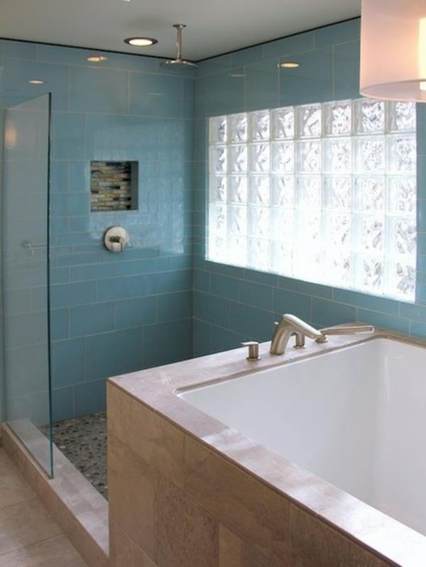 nykyaikainen kylpyhuone sinivalkoiset ikkunat