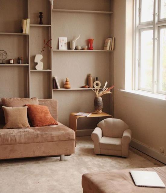 ajattomat värit viihtyisä olohuone lämpimissä maanläheisissä sävyissä seinän väri lattia sohva pieni nojatuoli