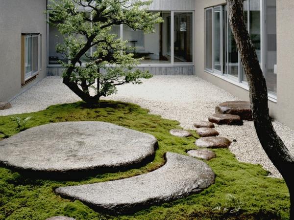 zen -puutarha luo kivilaattoja sammalta
