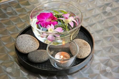 zen -tyylinen pöytäkoriste lasikulho kukkia