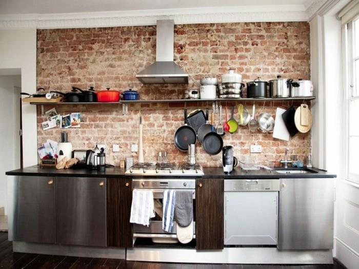 Tiiliseinä ja avoimet seinähyllyt modernissa keittiössä