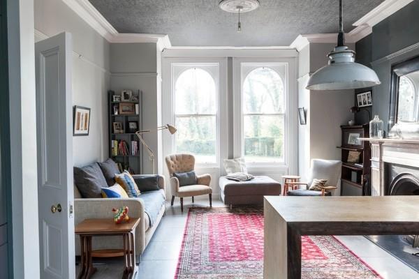 Kalusta huone vaaleanharmaat huonekalut kaunis harmaa katto