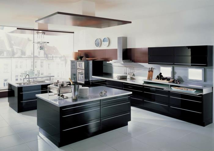 Sisusta huone musta keittiökalusteet valkoiset lattialaatat kirkas työtaso