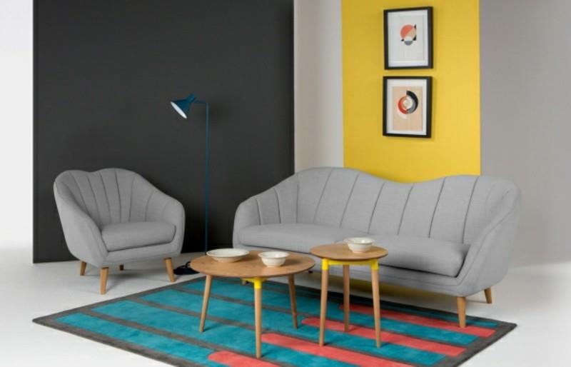 Sisusta olohuone harmaa sohva värillinen matto keltainen aksentti seinä