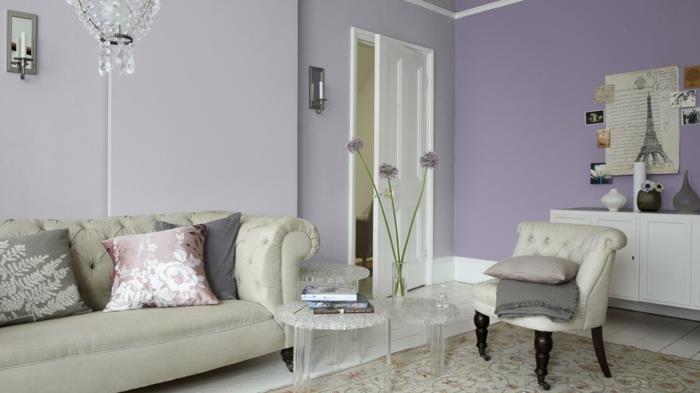 huoneen sisustus olohuoneen sisustusideoita vaalean violetti aksentti seinä kattokruunu kauniit sivupöydät