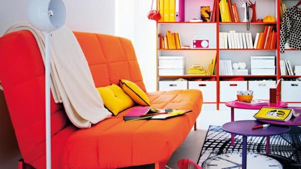huoneen värit värikäs sisustus nojatuolit sohva oranssi