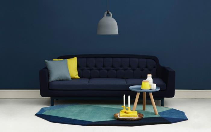 huoneen värit ideat olohuone tumman seinän väri sohva kirkkaat aksentit
