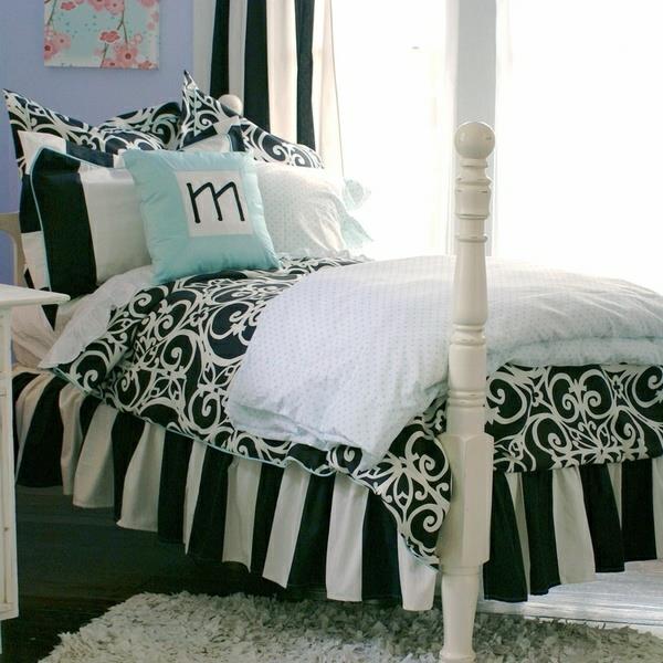 huoneen suunnittelu nuorisohuoneen raidat mustavalkoinen sängynpääty