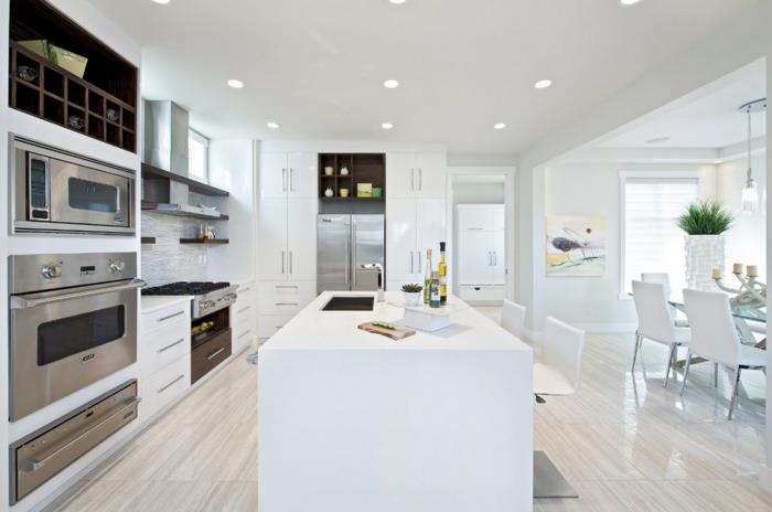 huonesuunnittelu valkoinen keittiö valkoinen keittiösaari sisäänrakennetut valot