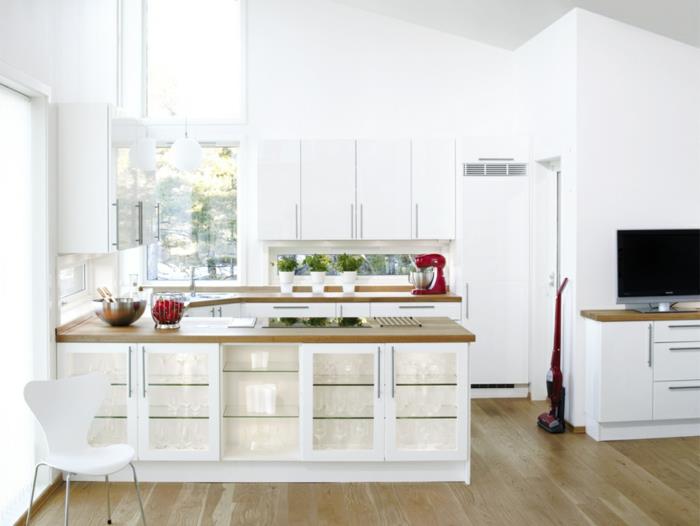 huonesuunnittelu valkoinen seinämaali keittiö toimiva keittiösaari