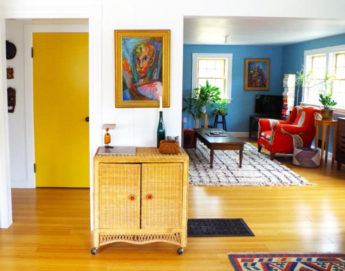 huoneen ovet keltainen sisäovi pieni olohuone sininen aksentti seinä