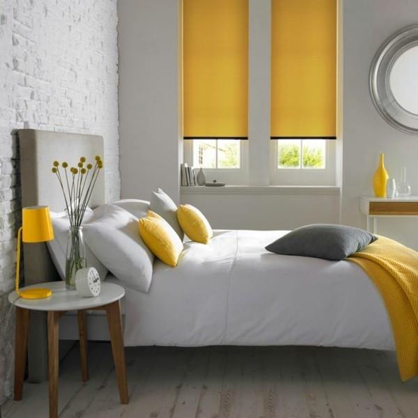 sitruuna makuuhuoneessa keltaiset tyynyt pöytävalaisin ikkunakaihtimet