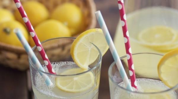 Tee sitruunan geraniumkukkien limonadi itse