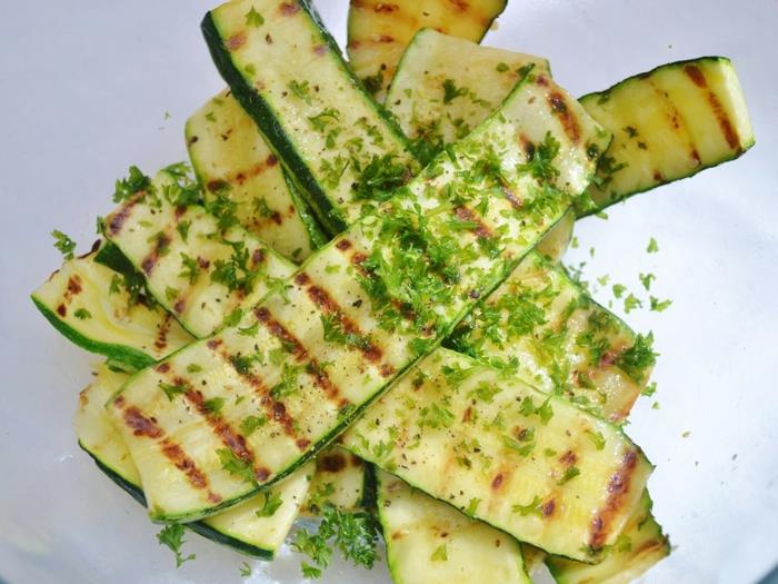 kesäkurpitsa salaatti reseptit grillattu kesäkurpitsa valkosipulilla ja persiljalla