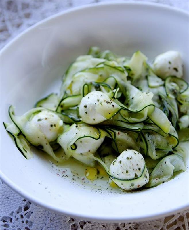 kesäkurpitsa salaatti reseptit kesäkurpitsa mozzarela palloja