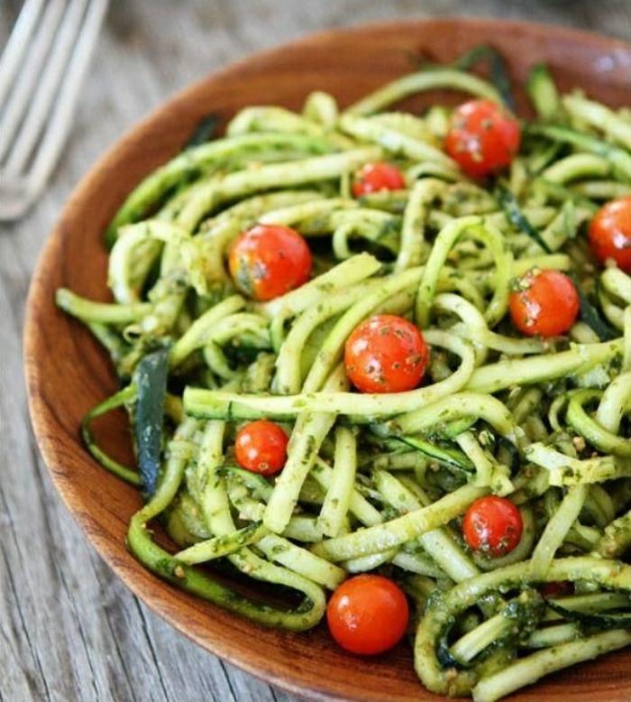 kesäkurpitsa salaatti reseptejä zuchini spagetti kirsikkatomaatteja