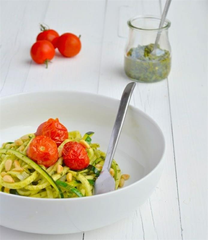 kesäkurpitsa salaatti reseptit kesäkurpitsa spagetti pestoa ja kirsikkatomaatteja