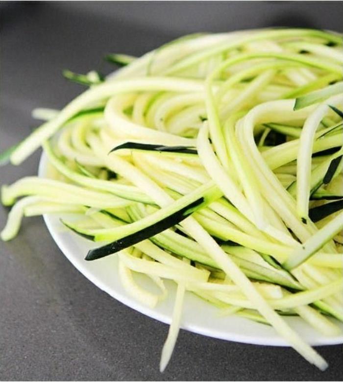 kesäkurpitsa salaatti Valmista kesäkurpitsa spagetti