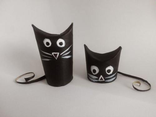 kaksi mustaa kissaa tekemässä käsitöitä rullalla