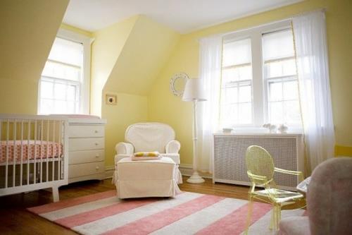 kaksivärinen värimaailma keltainen vaaleanpunainen elementit sisustus vauvan huone