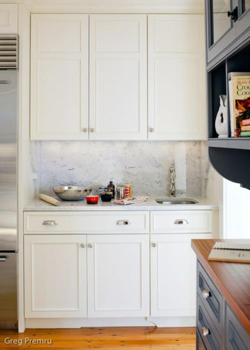 toinen pesuallas keittiössä tumma pinta valkoinen sisustus toinen pesuallas keittiössä tumma pinta valkoinen kiiltävä