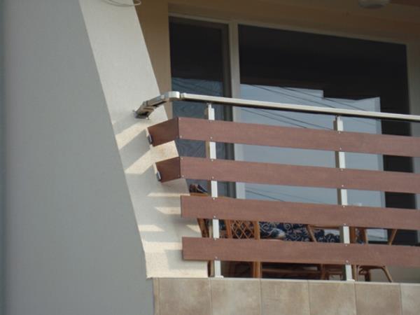 Putoamissuojattu puinen kaide -ikkuna